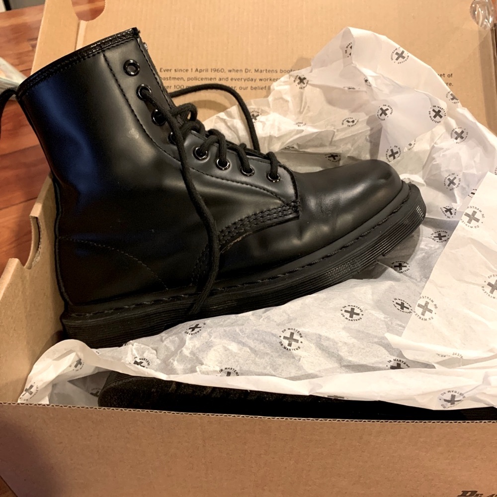 ♥️Mono Doc Martens 1460